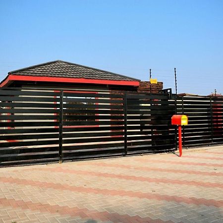 Mathlyn Guesthouse Габороне Екстериор снимка