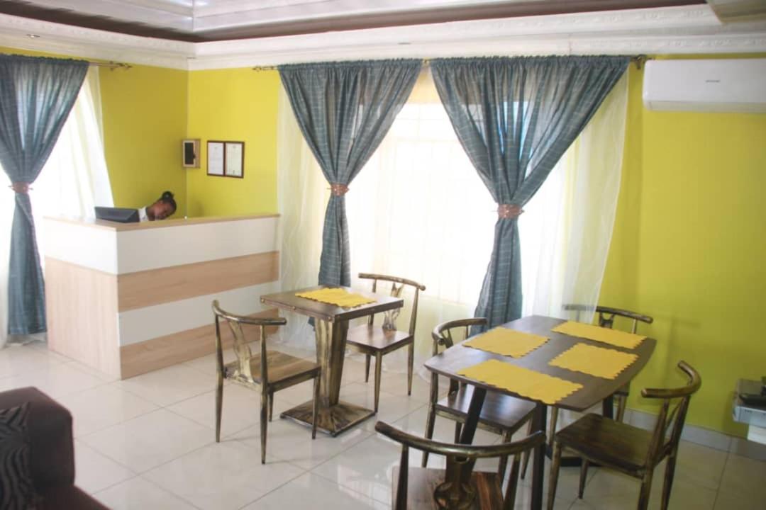 Mathlyn Guesthouse Габороне Екстериор снимка
