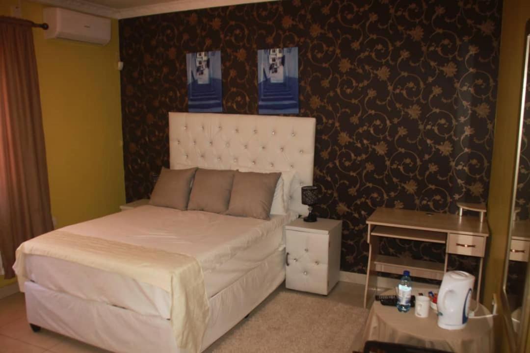 Mathlyn Guesthouse Габороне Екстериор снимка