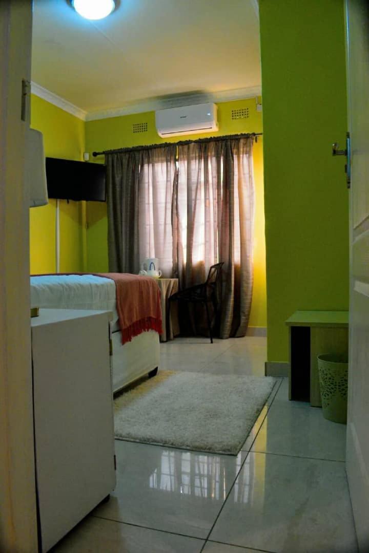 Mathlyn Guesthouse Габороне Екстериор снимка