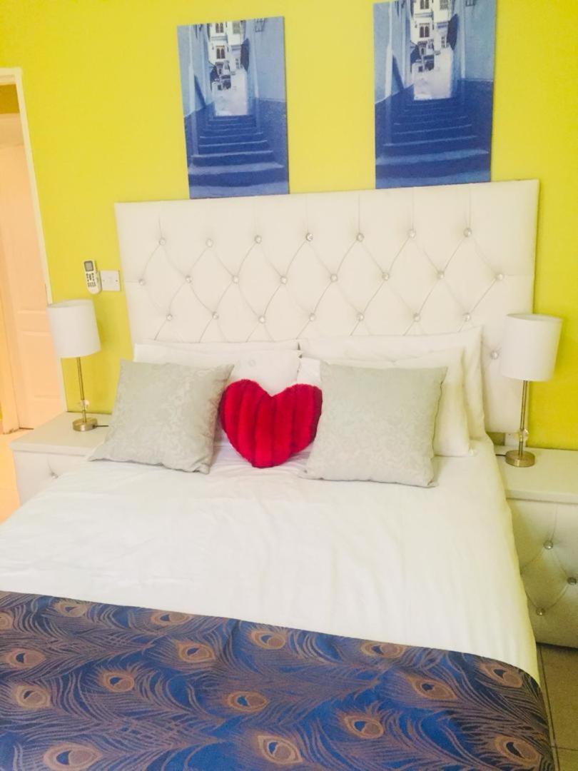 Mathlyn Guesthouse Габороне Екстериор снимка