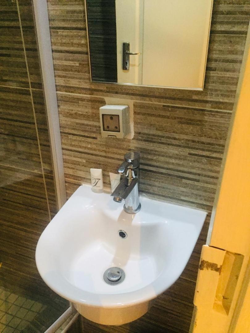 Mathlyn Guesthouse Габороне Екстериор снимка