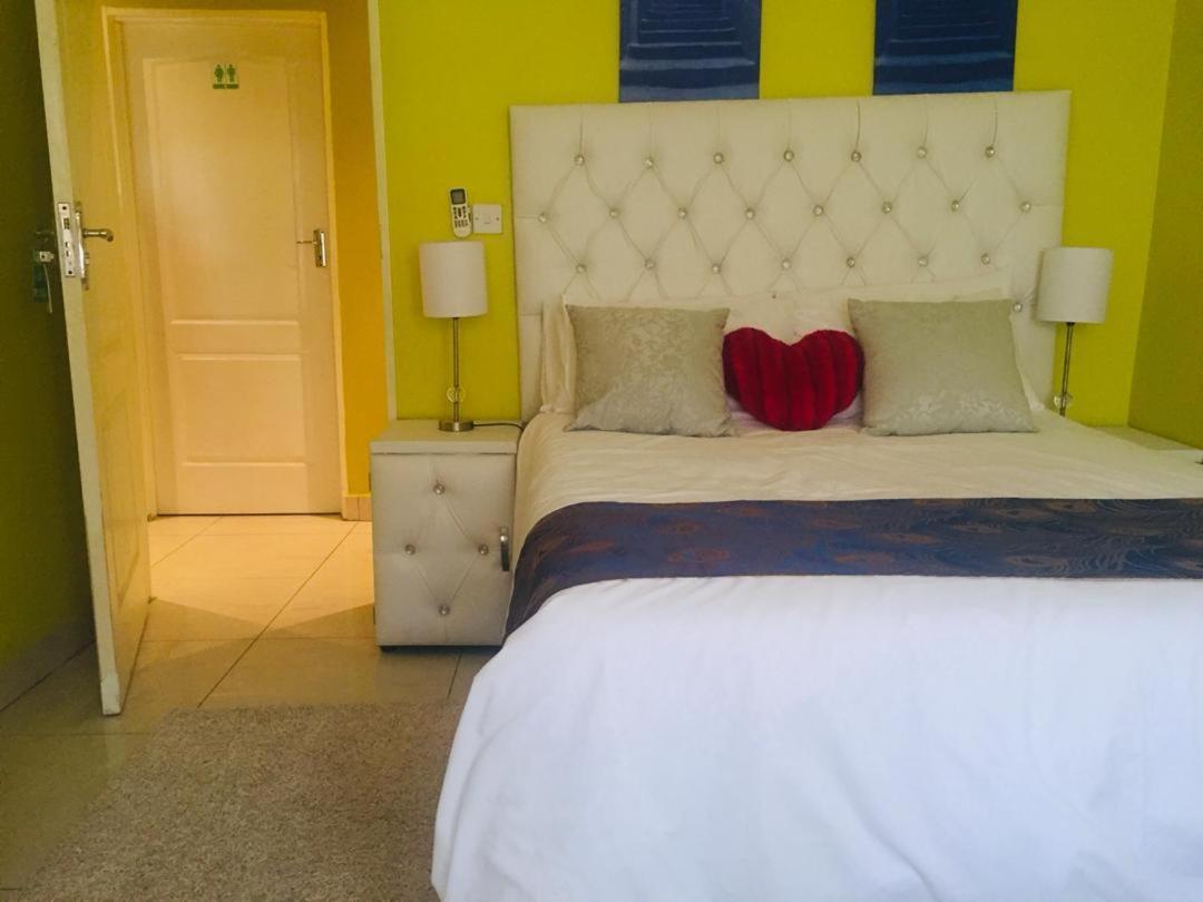 Mathlyn Guesthouse Габороне Екстериор снимка
