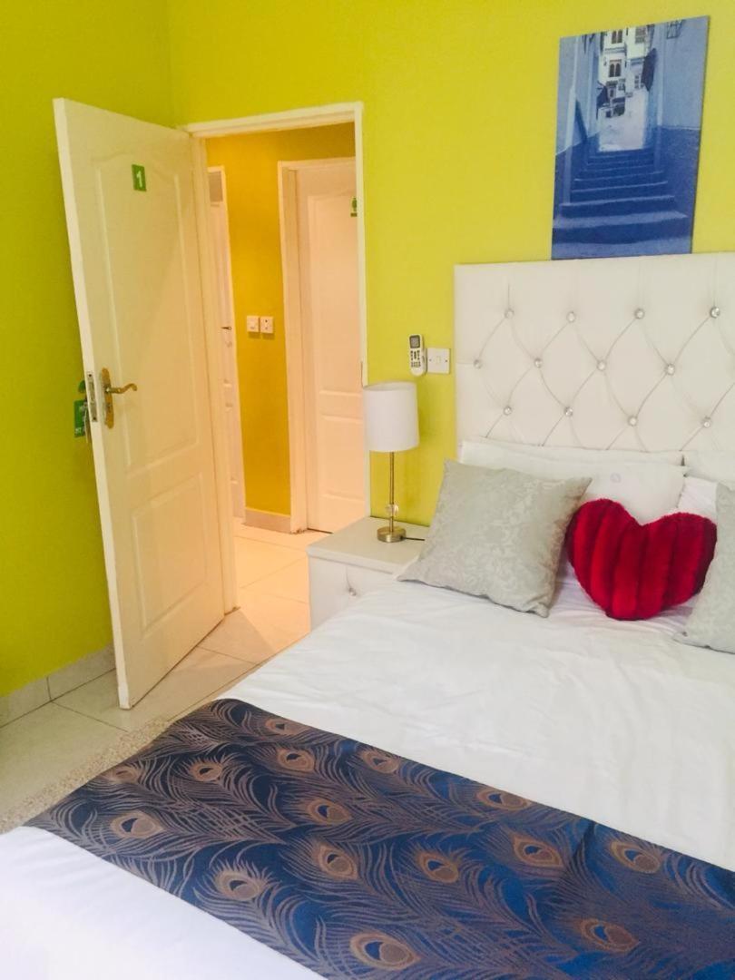 Mathlyn Guesthouse Габороне Екстериор снимка