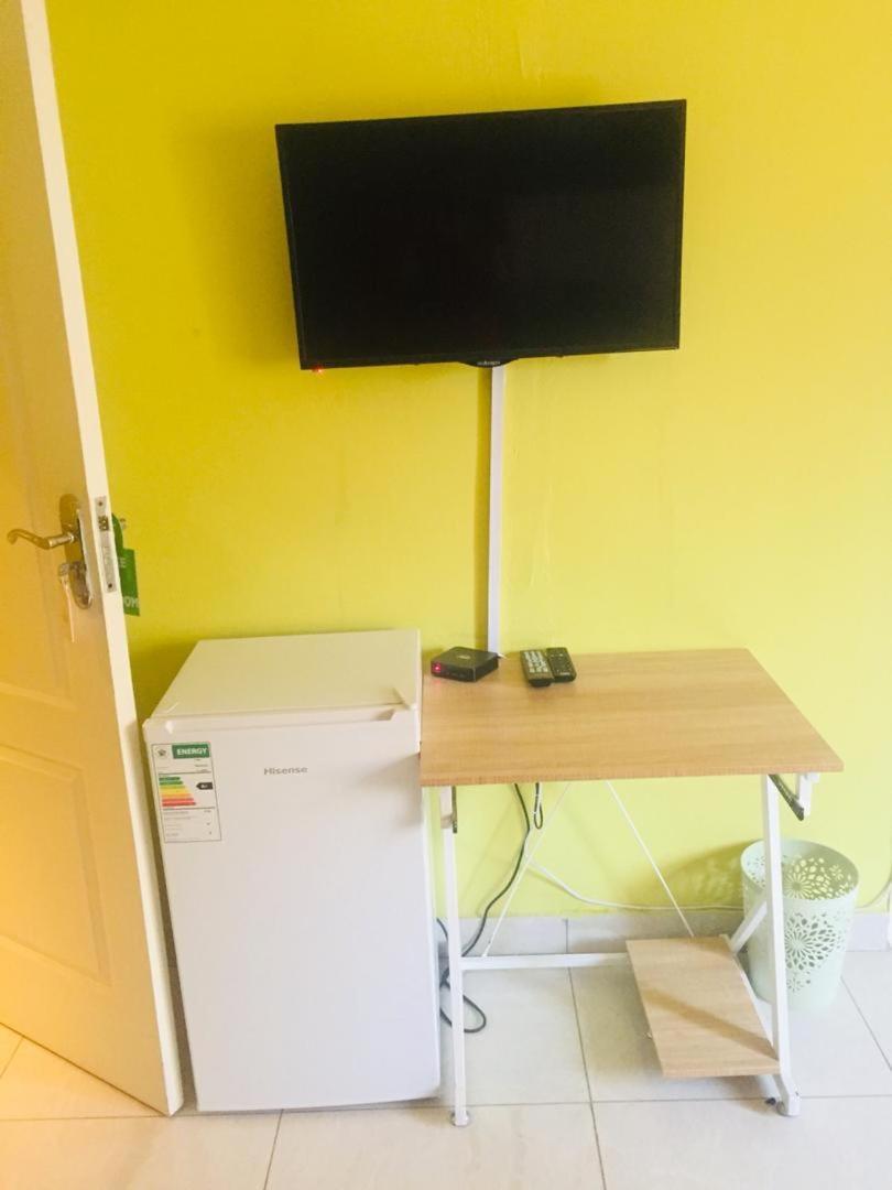 Mathlyn Guesthouse Габороне Екстериор снимка