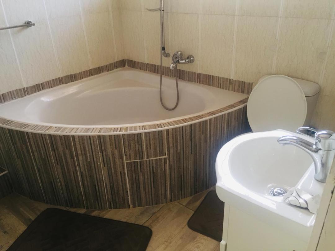 Mathlyn Guesthouse Габороне Екстериор снимка