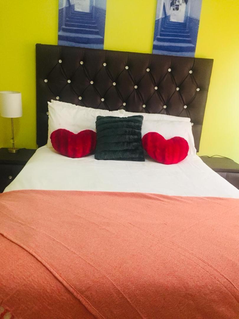 Mathlyn Guesthouse Габороне Екстериор снимка