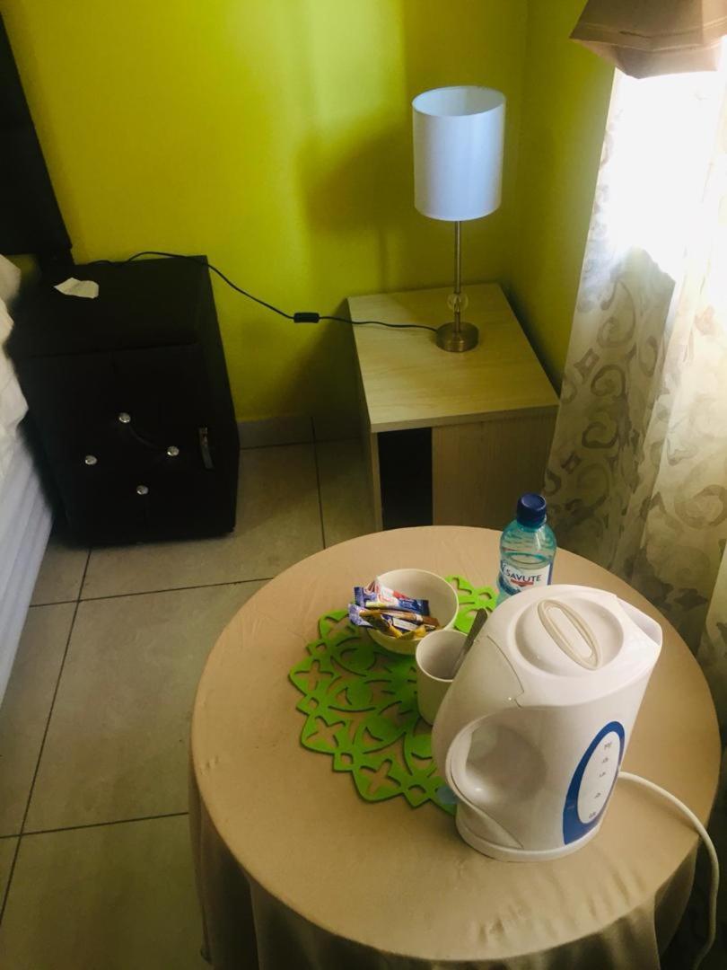 Mathlyn Guesthouse Габороне Екстериор снимка