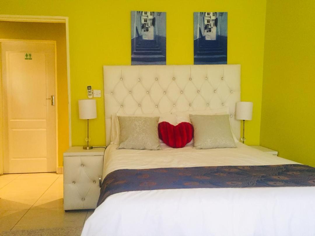 Mathlyn Guesthouse Габороне Екстериор снимка
