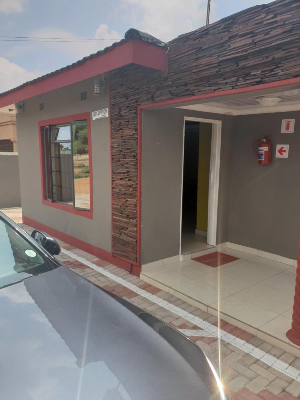 Mathlyn Guesthouse Габороне Екстериор снимка